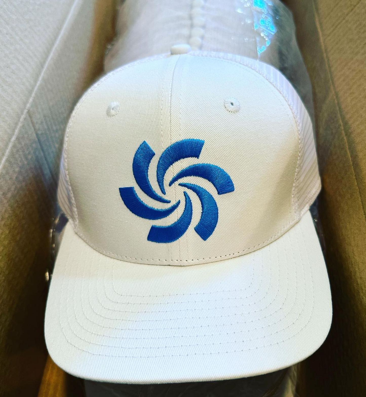 WHITE SWIRL HAT